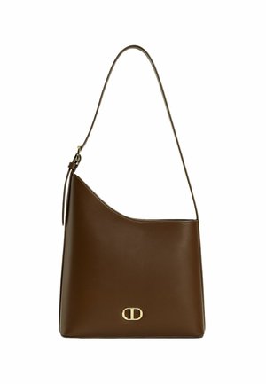 Borsa a spalla in pelle marrone con una forma curva, caratterizzata da un accento in logo dorato e una lunga tracolla regolabile. Texture liscia.