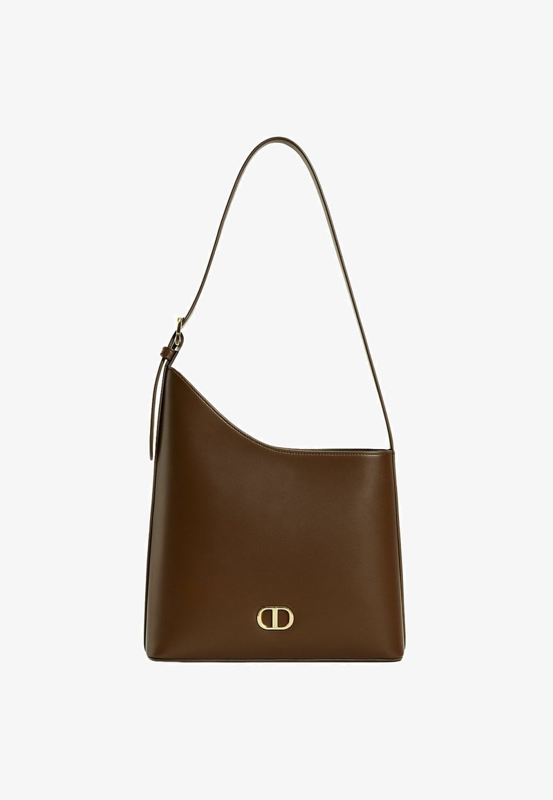 Borsa a spalla in pelle marrone con una forma curva, caratterizzata da un accento in logo dorato e una lunga tracolla regolabile. Texture liscia.