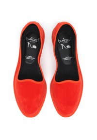 Scarpe flat rosse in suede con bordi elasticizzati e punta arrotondata. Interno nero con logo del marchio visibile sulla soletta. Nessun hardware visibile.