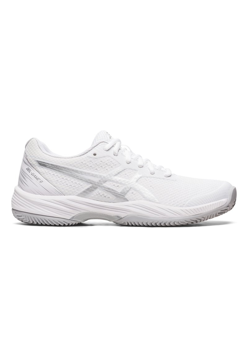 Zapatillas deportivas blancas con parte superior de malla texturizada, acentos plateados, puntera redonda y suela acolchada, adecuadas para deportes o actividades físicas.