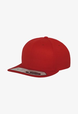 Piros snapback sapka lapos karimával, strukturált kialakítással, szövet textúrával és szellőző nyílásokkal a koronán, oldalsó címkével.