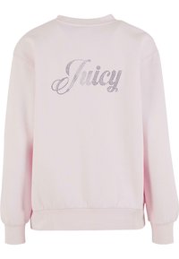 Rózsaszín pulóver kerek nyakkivágással, bordázott ujjak végén és fényes "Juicy" felirattal, amely strasszokkal díszített a hátán.