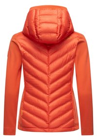 Orange vadderad jacka med ett chevronmönster på ryggen. Har en figursydd huva, långa ärmar och en slät textur.
