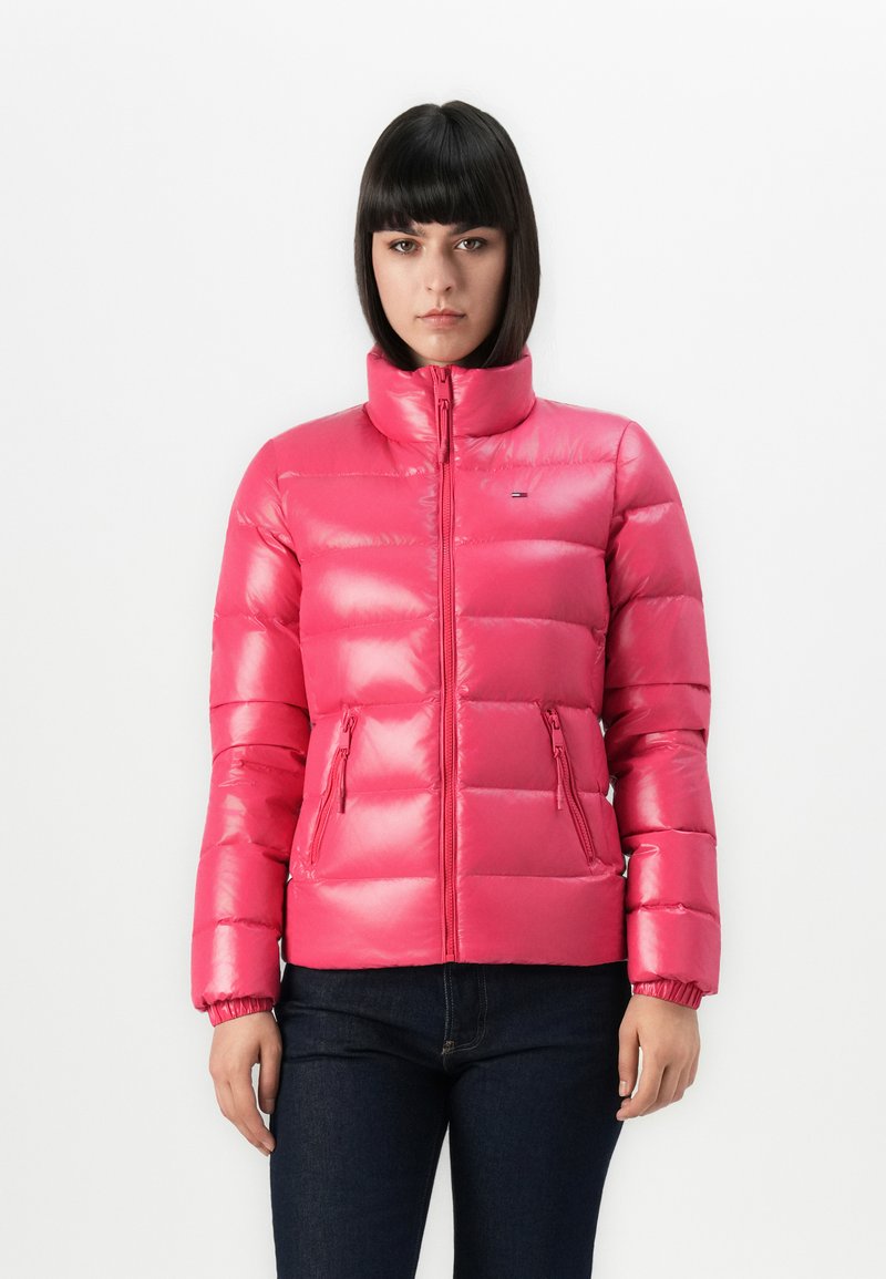 Tommy Jeans SLIM ZIP JACKET - Bunda z prachového peří - vintage cerise
