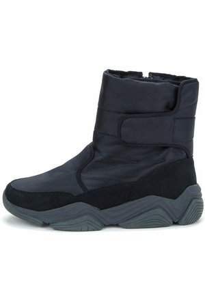 Zwarte enkellaars van nylon en suede, voorzien van een gewatteerde schacht, klittenband en een gestructureerde rubberen zool met golfpatroon.