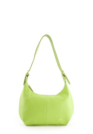 Groene leren schoudertas met een gebogen vorm, verstelbare schouderriem en gouden hardware accenten. Ruwe textuur en subtiele naaddetails.
