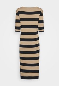 Robe tricotée à rayures horizontales noires et fauves, avec un encolure large et des manches courtes, longueur au genou avec une texture lisse.