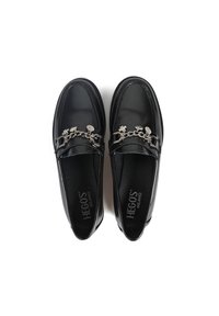 Czarne skórzane mokasyny z metalowym łańcuszkiem z przodu, o gładkim wykończeniu i klasycznym designie.