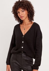Cache Cache MIT V-AUSSCHNITT - Chaqueta de punto - noir