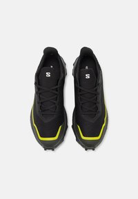 Salomon ALPHACROSS 5 GTX - Chaussures de running - black/peat/sulphur spring