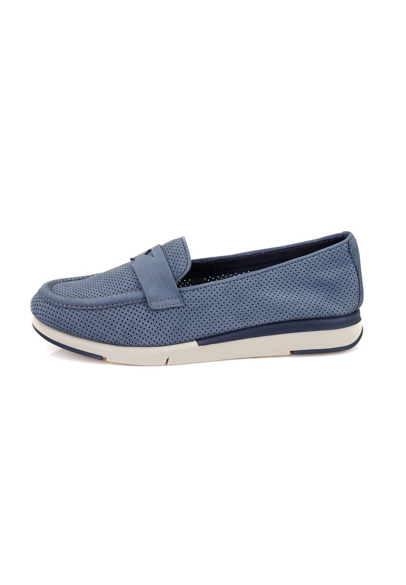 Blauer durchlöcherter Slipper mit flacher weißer Sohle, abgerundetem Zeh und einem dekorativen Riemen über dem Fußrücken. Glatte Textur und atmungsaktives Design.