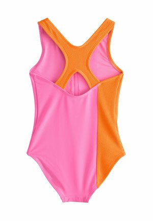 Różowy jednoczęściowy strój kąpielowy z teksturowanym pomarańczowym panelem bocznym i krzyżującym się tyłem. Miękki, elastyczny materiał.