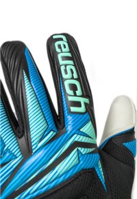 Gros plan d'un gant de gardien bleu et noir avec le logo turquoise "reusch" sur le majeur.