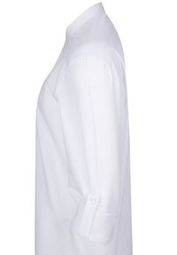 Camisa blanca de manga larga hecha de una tela ligera. Presenta un collar y puños abotonados, con una textura suave y una silueta recta.