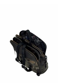 Mochila de cuero negro con un acabado texturizado, que cuenta con múltiples compartimentos, cierre de cremallera y un forro estampado en el interior.