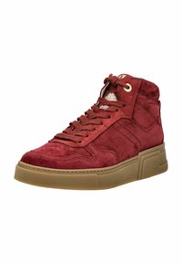Baskets montantes en suede rouge avec une surface texturée, semelle en caoutchouc et lacets épais. Comprend des œillets en métal et des accents sur le panneau latéral pour le design.