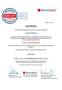 Zertifikat, das die dermatologischen Testergebnisse des Produkts "Enzym Peeling" bestätigt, mit Logos, Unterschriften und Text in Blau und Schwarz auf weißem Papier.