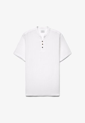 Camicia bianca a maniche corte con trama, colletto alla coreana e tre bottoni marroni sulla patta frontale.