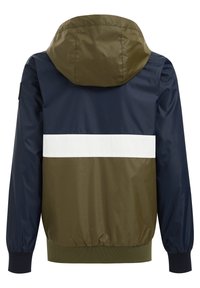 Chaqueta con capucha en verde, azul marino y blanco. Presenta un diseño a bloques de color con puños y dobladillo elasticados, fabricada con un material suave y ligero.