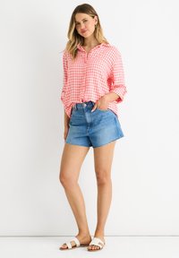 Unselected, coral