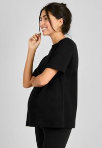 JoJo Maman Bébé BOYFRIEND - REGULAR FIT - Jednoduché tričko - black