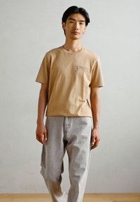 Scotch & Soda REGULAR FIT LEFT CHEST LOGO - Print T-shirt - tannin