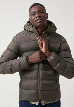 Chaquetón tipo puff en verde oliva oscuro, con cierre de cremallera en el frente, capucha y puños elásticos. El material parece suave con un diseño acolchado.