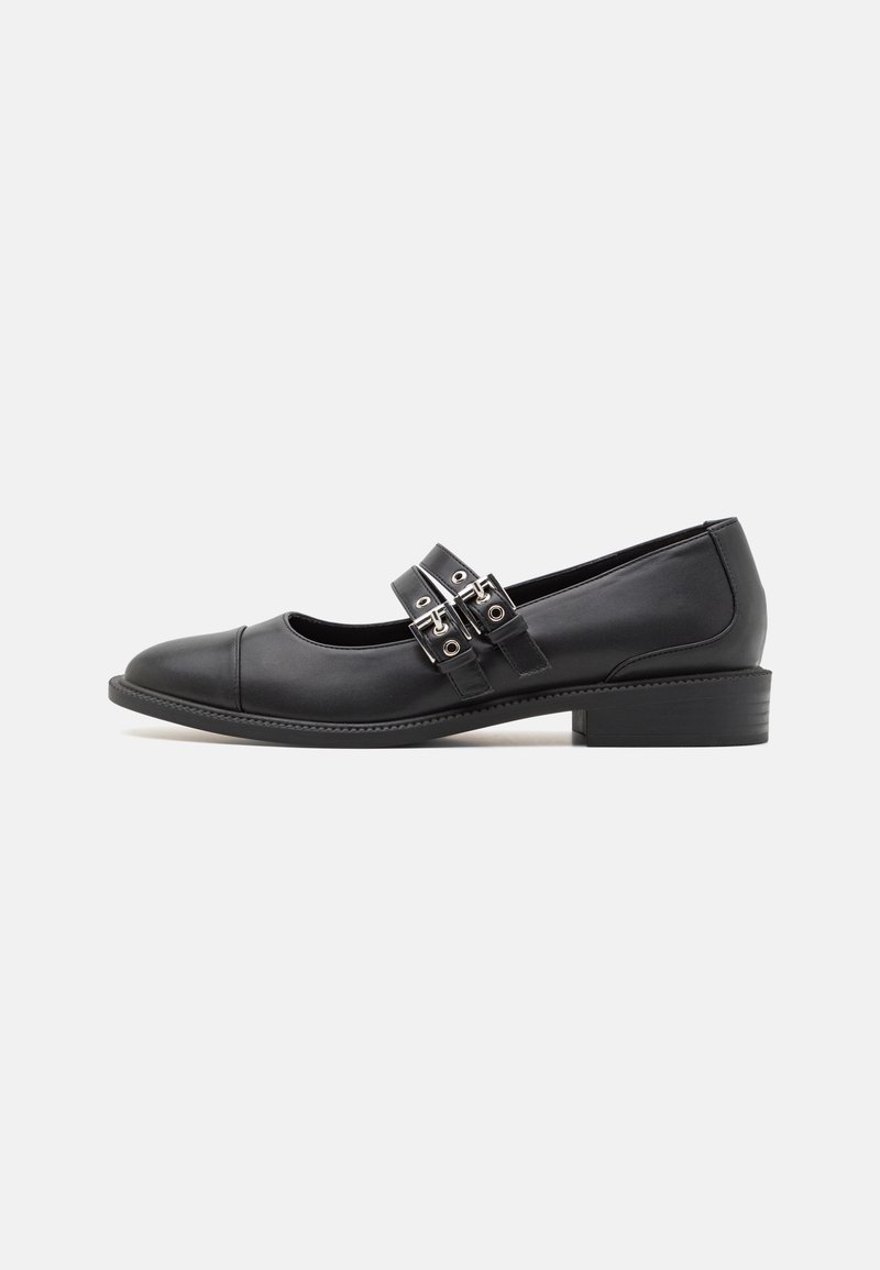 Chaussures plates en cuir noir avec un bout arrondi, dotées de deux brides à boucle sur le devant et d'un petit talon carré. Texture lisse avec des accents contrastants.