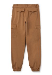 Bruine cargobroek met een elastische tailleband, twee zijvakjes en twee achterzakken, met een gladde stof en een taps toelopend ontwerp.