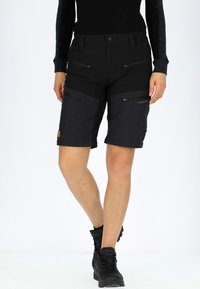 Zwarte cargoshorts gemaakt van duurzaam materiaal, met meerdere ritszakken, een rechte snit en een licht gestructureerde afwerking.