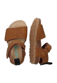 Bruine leren sandalen met twee brede banden, een gestructureerde rubberen zool en verstelbare gespen; voorzien van een kurken voetbed en een elastische hielband.