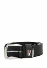 Cinturón de cuero negro con una hebilla de metal plateado brillante. Presenta un logotipo sutil y una textura suave. Incluye una forma de hebilla rectangular estándar.