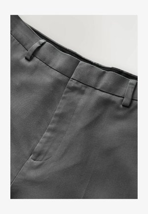 Harmaat housut, joissa on sileä, teksturoitu kangas, tasainen etuosa, vyölenkit ja siisti vyötärö. Minimalistinen muotoilu, ei kuvioita.