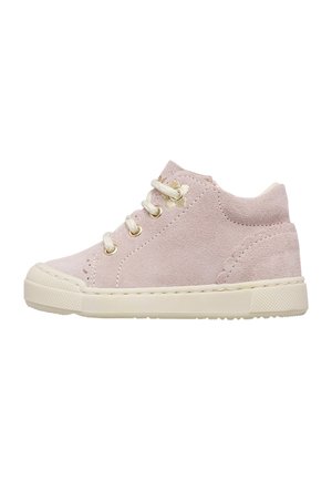 Sneaker da bambino a collo alto in suede rosa chiaro con lacci bianchi e suola in gomma crema, vista laterale su sfondo bianco.
