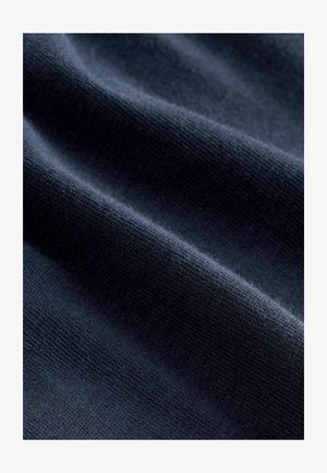 Dunkelblauer Stoff mit einer glatten, weichen Textur und einem subtilen Webmuster, das sanfte Falten und unterschiedliche Lichtreflexionen zeigt.