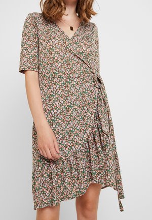 Vestido envolvente floral de tela marrón, con mangas cortas, cinturón atado en la cintura y un dobladillo con volantes que presenta patrones de flores rosas y blancas.