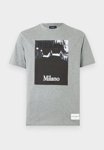 Γκρι βαμβακερό T-shirt με ασπρόμαυρο γραφικό σχέδιο και το κείμενο "Milano". Κοντά μανίκια και στρογγυλή λαιμόκοψη, κανονική εφαρμογή.