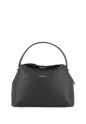 Bolso de mano negro de cuero texturizado con una sola asa superior y un pequeño logo dorado en el frente, sobre un fondo blanco.