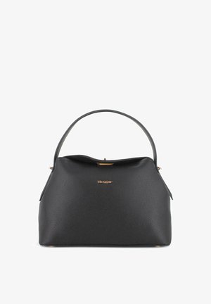 Bolso de mano negro de cuero texturizado con una sola asa superior y un pequeño logo dorado en el frente, sobre un fondo blanco.