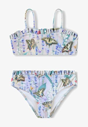 Bañador de dos piezas para niñas con bordes con volantes, con un patrón floral en tonos pastel y detalles de mariposas estampadas sobre un fondo claro.