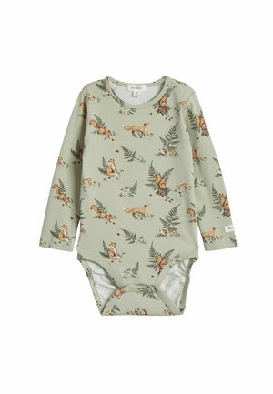 Langærmet babysuit i lysegrønt stof med et naturinspireret print, der omfatter ræve og bregner. Trykknaplukning i bunden.