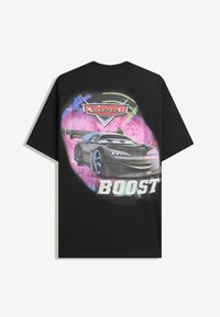 Sort bomulds t-shirt med et stort grafisk motiv af en tegneseriebil mod en farverig, cirkelformet baggrund. Teksten lyder "Cars Boost."