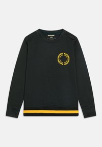 Sudadera de manga larga negra de algodón, con un logotipo circular amarillo en el pecho y una franja amarilla en el dobladillo.