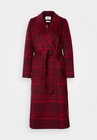 Palton din lână tartan burgund cu talie ajustată, guler cu decupaj și două buzunare frontale. Include închidere cu nasturi și mâneci lungi.