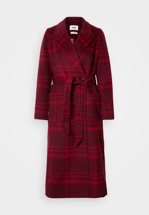 Burgundská károvaná vlnená trench coat s pásom v páse, klopovým golierom a dvoma prednými vreckami. Obsahuje zapínanie na gombíky a dlhé rukávy.