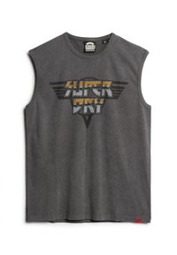 Canotta grigia in cotone, con un grande logo grafico "SUPER DRY" in nero e oro, e dettagli a forma di ali su entrambi i lati.