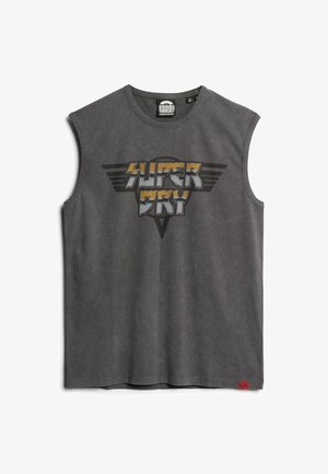 Grijze mouwloze T-shirt van katoen, met een groot grafisch logo "SUPER DRY" in zwart en goud, met vleugelaccenten aan beide zijden.