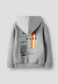 Felpa grigia con cappuccio con la scritta "CLIMB CLUB", grafica di montagne, "Spirit di Avventura" e illustrazione di una borraccia sul retro.