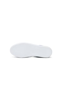 Λευκή καουτσούκ σόλα με υφή για καλύτερη πρόσφυση, με στρογγυλεμένο δάχτυλο και μινιμαλιστικές μπλε λεπτομέρειες στα πλευρά.