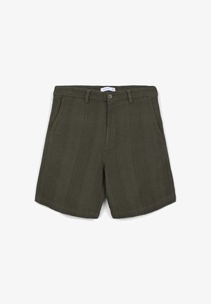 Shorts en tissu texturé vert olive avec poches avant, passants de ceinture et fermeture à bouton.
